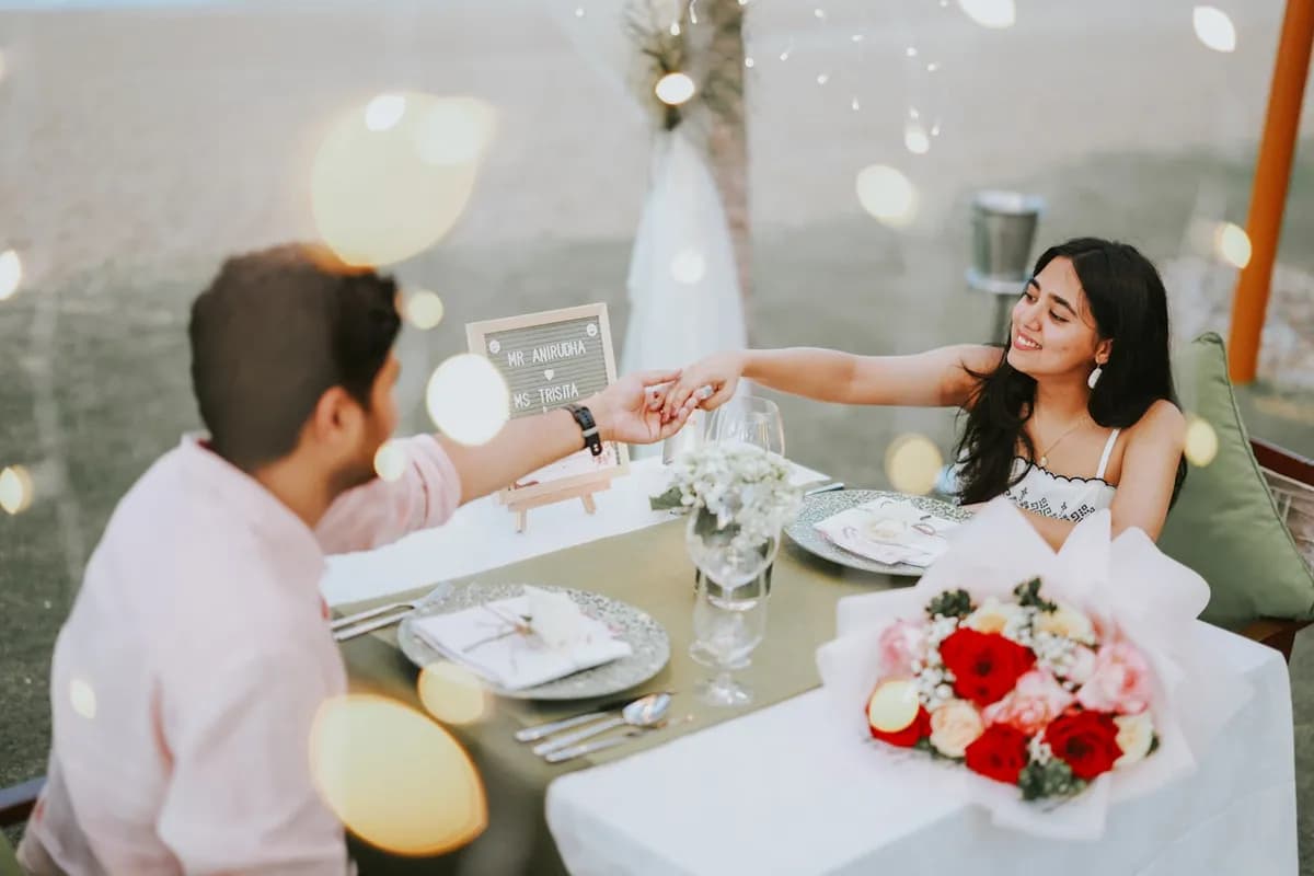 Múltiples mapas estelares enmarcados en una pared de galería celebrando años de matrimonio