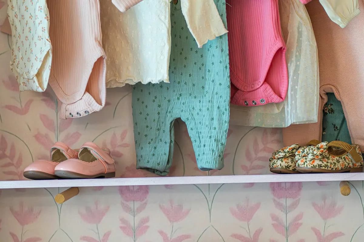 Un mapa estelar en tonos pastel en una habitacion de bebe junto a una cuna