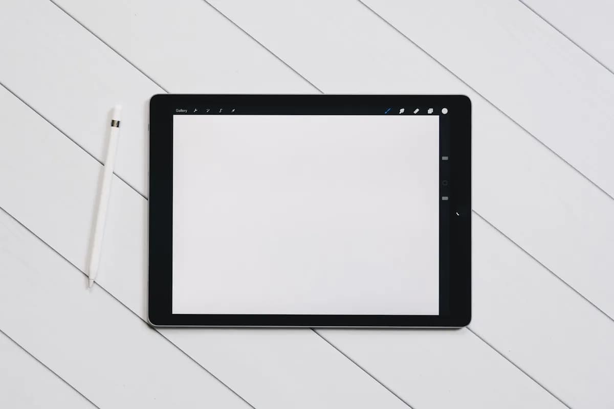 Une carte du ciel numérique sur un écran de tablette à côté d'une carte du ciel imprimée encadrée