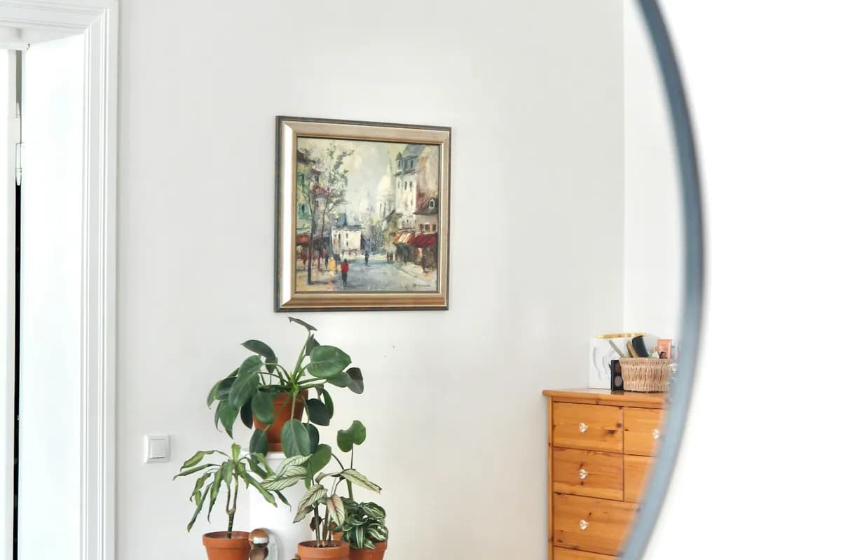 Une carte du ciel placee dans un elegant cadre noir sur une table d'atelier