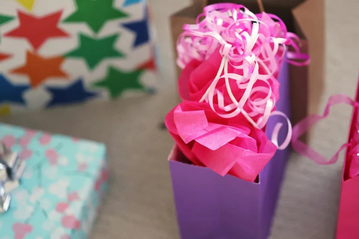 Quelqu'un deballant un cadeau carte du ciel avec une expression surprise