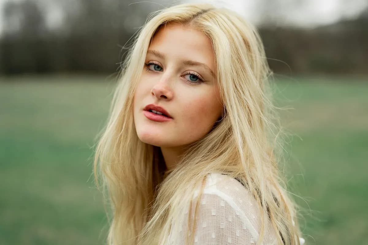 Uma mae emocionada a descobrir um mapa estelar personalizado no seu telemovel