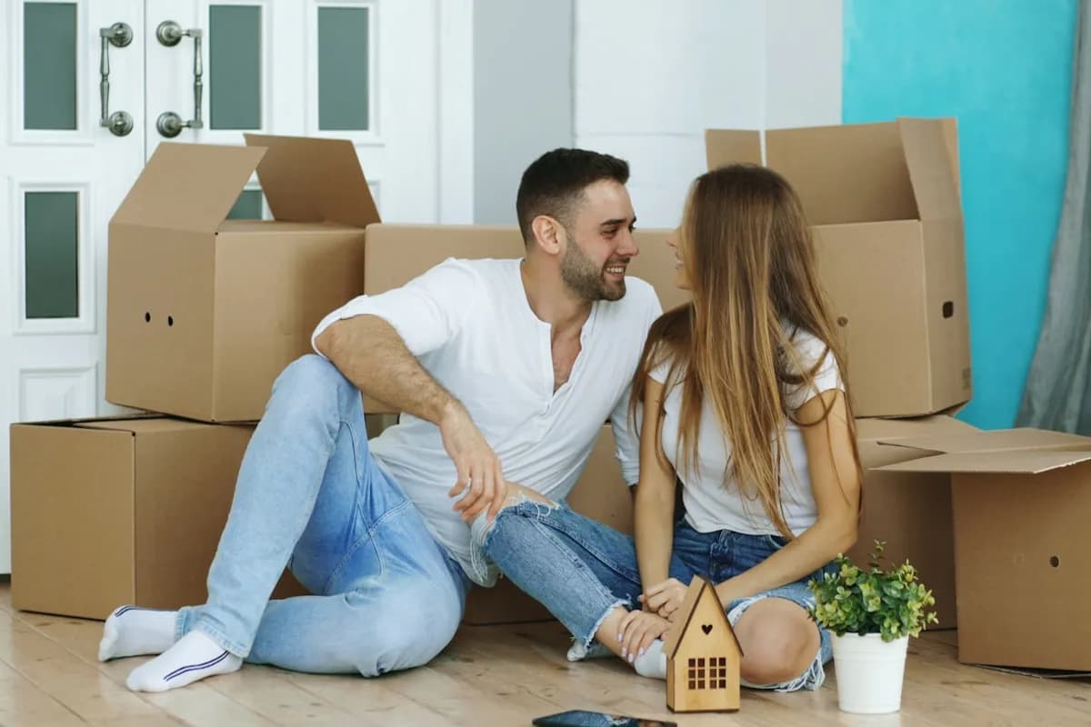 Mapa estelar emoldurado na parede de uma sala nova e luminosa