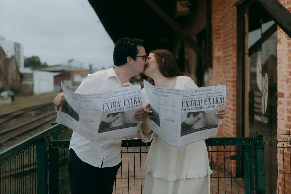 Un poster carte du ciel pose contre un mur a cote d'un vase de pivoines blanches