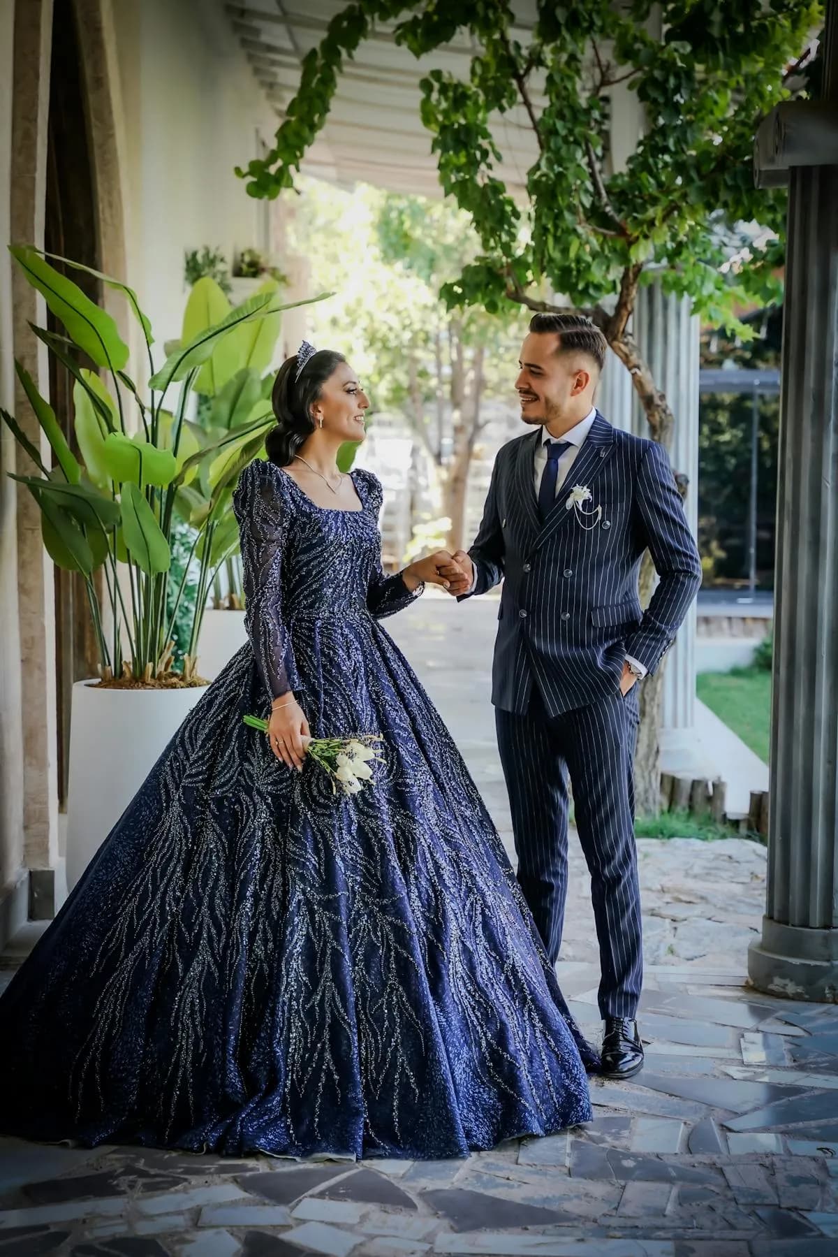 Une carte du ciel mariage dans un cadre doré sur une cheminée