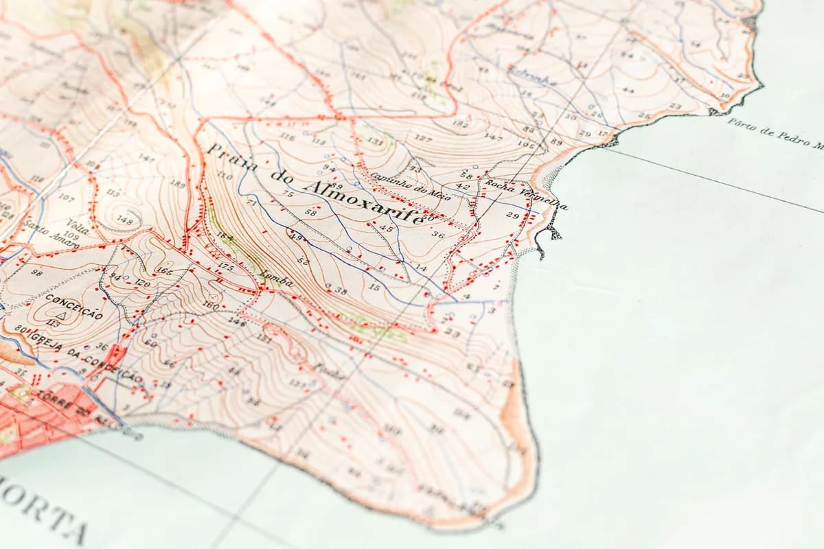 Un carnet avec date, heure et lieu ecrits a cote d'une carte du ciel