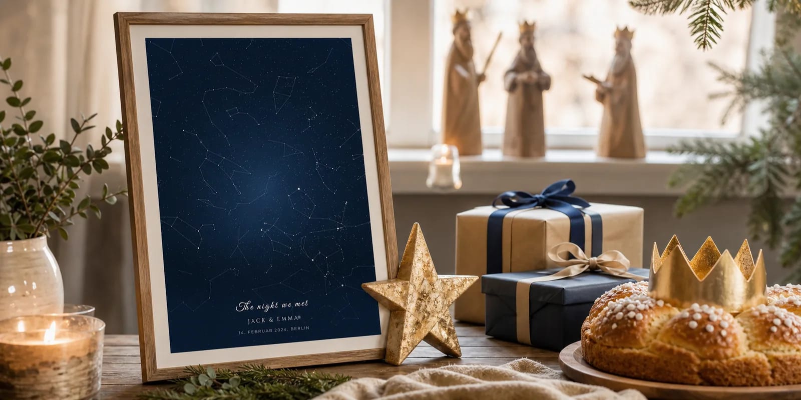 Eine personalisierte Sternenkarte neben Dreikönigstag-Geschenken und Figuren