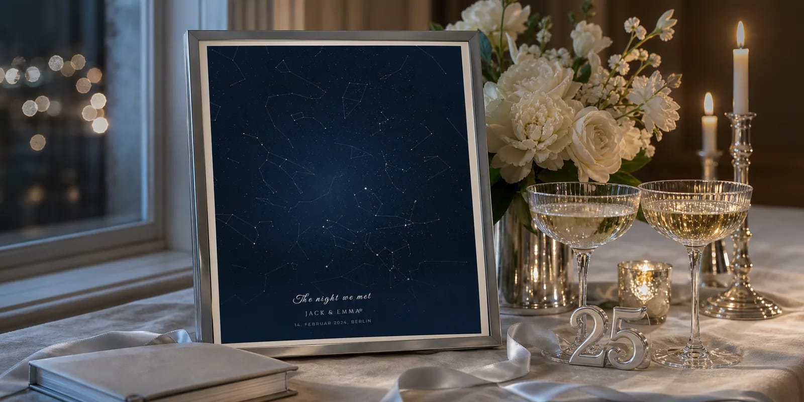 Eine Sternenkarte in Silbertoenen in einem eleganten Rahmen fuer eine Silberhochzeit