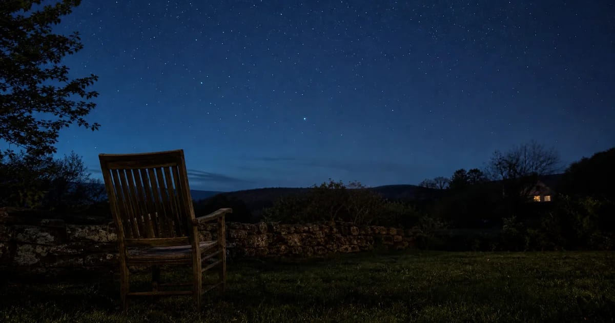 Chaise vide dans un jardin calme sous un ciel étoilé