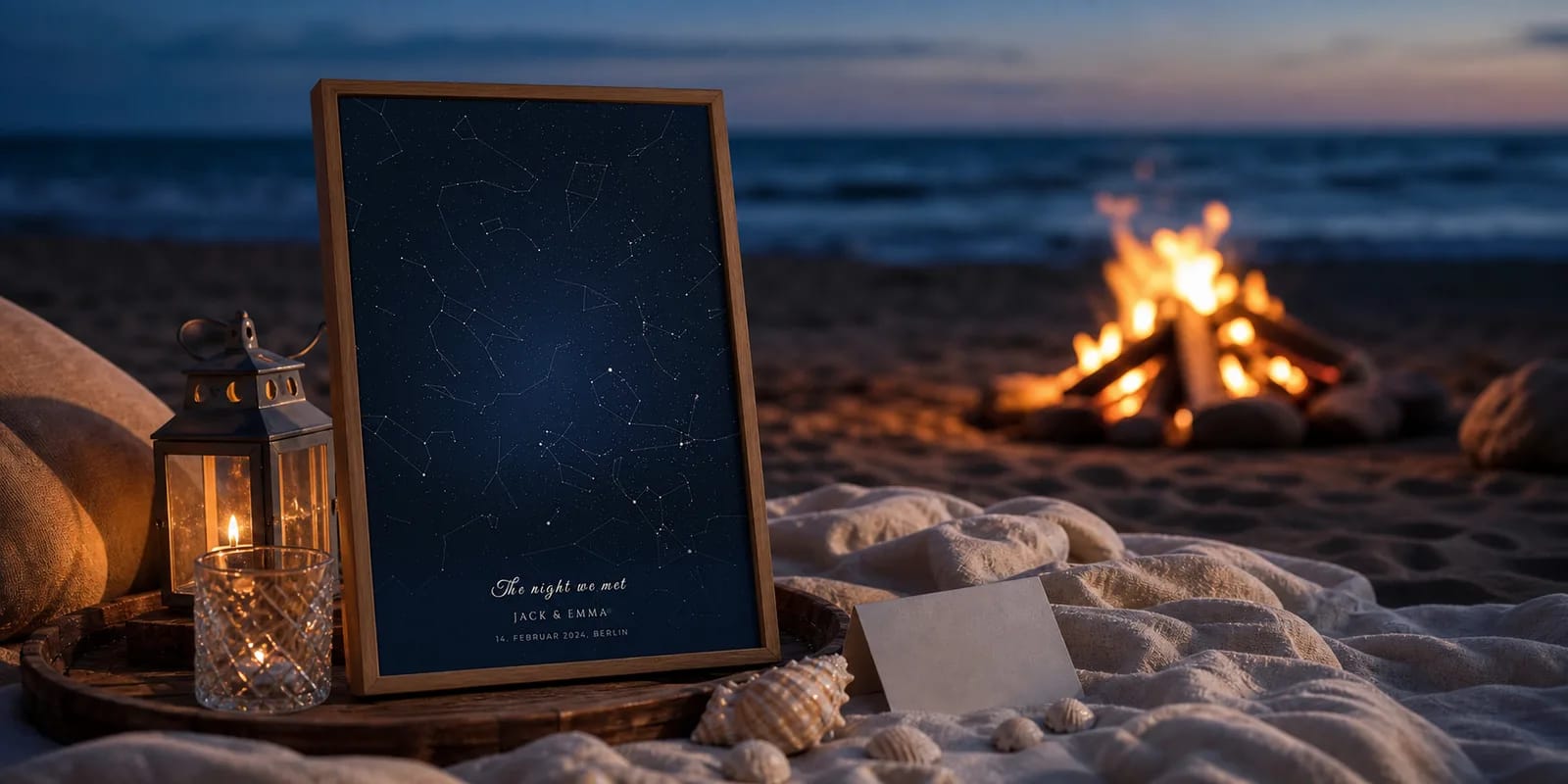 Sternenhimmel ueber einem Lagerfeuer am Strand