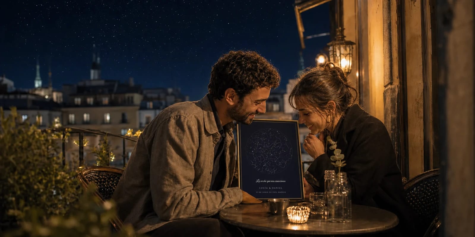 Una pareja contempla el mapa estelar de la noche en que se conocieron