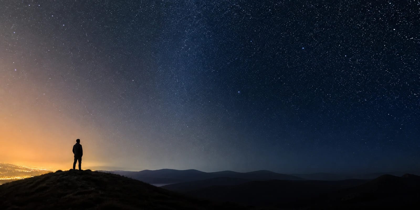 何千もの星が見える山の上の星空