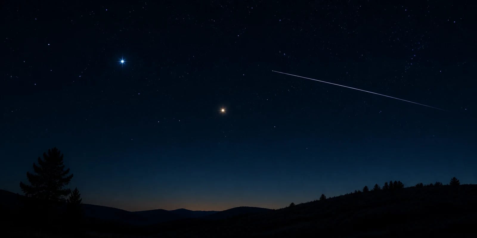 きらめく星、明るい惑星、人工衛星の軌跡が写る夜空