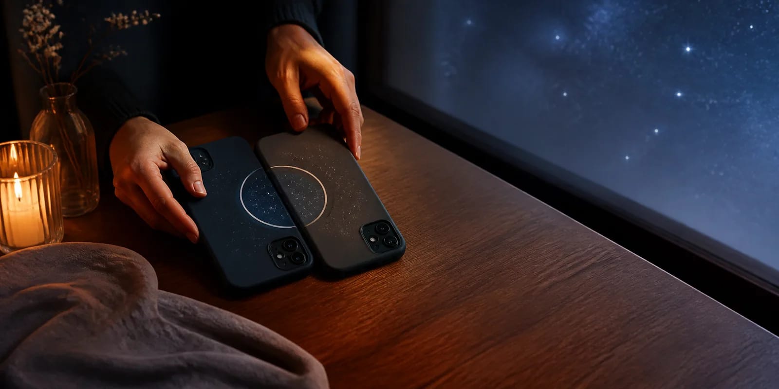 Deux téléphones génériques se rejoignent avec des coques célestes abstraites sous une fenêtre étoilée